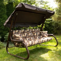 Huśtawka ogrodowa z daszkiem, do ogrodu, z brązową metalową ramą i wzorzystymi poduszkami. Idealna na relaks na świeżym powietrzu.