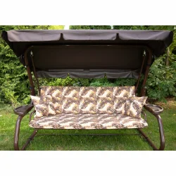 Ogrodowa huśtawka z daszkiem i poduszkami. Brązowy wzór liści na poduszkach i siedzisku.