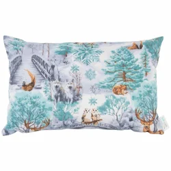 Poduszka dekoracyjna na kanapę, pojedyncza. Wzór zimowy z motywem śnieżynki, wilków i drzew, w odcieniach niebieskiego i bieli.