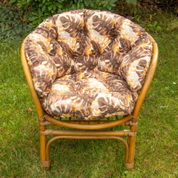 Poduszka na rattanowy fotel ogrodowy, z tropikalnym wzorem w brązach i żółciach. Idealna do ogrodu lub na taras.