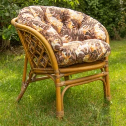 Poduszka na rattanowy fotel do ogrodu z brązowym, liściastym wzorem. Idealna na taras lub balkon.