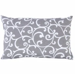 Poduszka dekoracyjna na kanapę w szarym kolorze z białym wzorem w wijące się linie. Pojedynczy jasiek idealny do salonu.