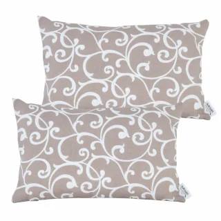 Zestaw jaśków dekoracyjnych na kanapę z beżowym, wzorzystym motywem. Idealne do salonu.