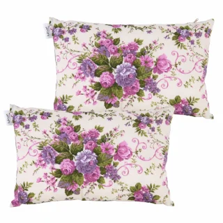 Zestaw jaśków do salonu z motywem kwiatowym w odcieniach fioletu i różu na białym tle. Idealne na kanapę lub sofę.