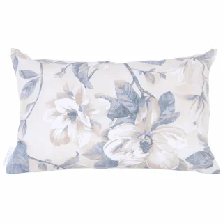 Pojedyncza poszewka dekoracyjna na poduszkę, w kwiatowy wzór w odcieniach beżu i szarości. Idealna na kanapę lub do salonu.