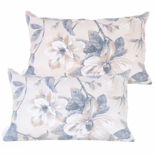 Zestaw jaśków dekoracyjnych na kanapę w kwiatowy wzór, w odcieniach beżu i niebieskiego.