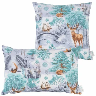 Zestaw jaśków dekoracyjnych na kanapę z zimowym motywem lasu, w odcieniach niebieskiego i brązowego.
