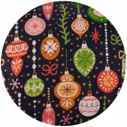 Jaśki bożonarodzeniowe na kanapę, zestaw. Ciemne tło z kolorowymi ornamentami świątecznymi.