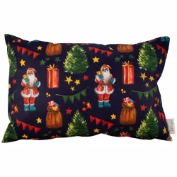 Poduszka świąteczna na kanapę z motywem Mikołaja i choinek, ciemne tło z kolorowymi wzorami.