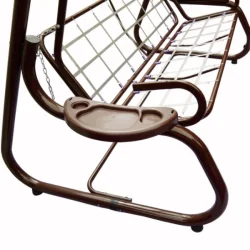 Brązowa półka do huśtawki ogrodowej z podstawką na napoje. Montowana na ramie huśtawki, idealna na odpoczynek na świeżym powietrzu.