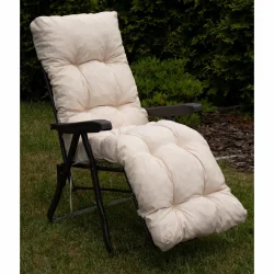 Poduszka na leżak ogrodowy w jasnym kolorze, pojedyńcza sztuka, przeznaczona na taras lub do ogrodu.