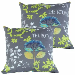 Zestaw jaśków dekoracyjnych na sofę w szarości z kolorowymi motywami liści i kwiatów.