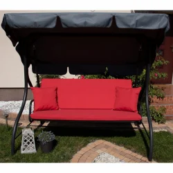Poduszka na huśtawkę ogrodową, czerwony kolor, z jasnymi poduszkami, na taras.