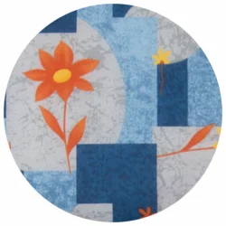 Tkanina dekoracyjna z geometrycznym wzorem w niebieskie i szare motywy. Dodatek kwiatów w kolorze pomarańczowym.