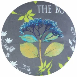 Poduszka z motywem kwiatowym na rattanowe meble ogrodowe. Szary materiał z niebieskim, zielonym i białym wzorem.