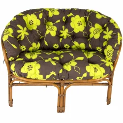 Poduszka na sofę do mebli ratanowych. Wzór w żółte kwiaty na brązowym tle.