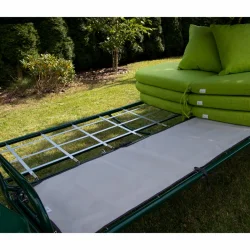 Podkład na siedzisko huśtawki ogrodowej w kolorze szarym, na całe siedzenie. W tle zielone poduszki.