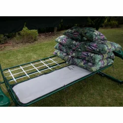 Podkład na siedzisko huśtawki ogrodowej z poduszkami. Poduszki z wzorem roślinnym w zielono-fioletowych barwach.