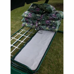 Podkład na siedzisko huśtawki ogrodowej, szary, do całego siedzenia. Poszewki w liściasty wzór ułożone na oparciu.