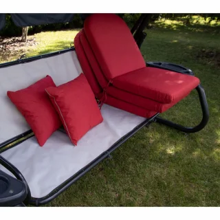 Podkład na siedzisko huśtawki ogrodowej, szary, na całe siedzenie i oparcie. Dwa czerwone poduszki dodają komfortu i stylu.