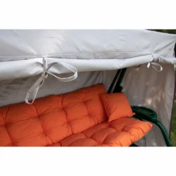 Pokrowiec na huśtawkę ogrodową z daszkiem. Wzór jednokolorowy, odcienie szarości, pomarańczowe poduszki.