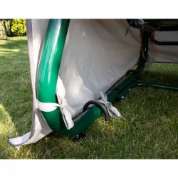 Pokrowiec na huśtawkę ogrodową, przystosowany na całą huśtawkę. Jasnoszary materiał z zielonymi elementami konstrukcyjnymi.