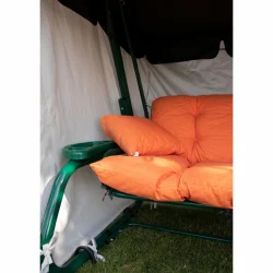Poduszki ogrodowe na huśtawkę w pomarańczowym kolorze, ułożone na zielonej konstrukcji. Idealne do wypoczynku na świeżym powietrzu.