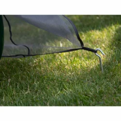 Szpilki do mocowania pokrowca lub moskitiery do huśtawki ogrodowej. Kompletny zestaw na trawie.