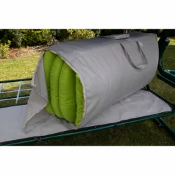 Torba na poduszki ogrodowe, na cały zestaw, w kolorze szarym. Na zdjęciu widać również zielone poduszki.