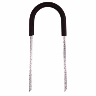 Metalowy zaczep do mocowania elementów, czarny u góry, stalowy na dole, w kształcie litery U. Idealny do mocowania huśtawki ogrodowej do podłoża.