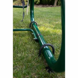 Haki do mocowania stelaża huśtawki ogrodowej, kompletny zestaw. Zielone elementy na trawie.