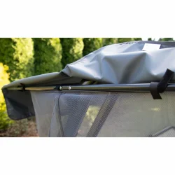 Moskitiera na huśtawkę ogrodową, szara, pojedyncza sztuka. Widoczna mocna siatka na całej powierzchni.