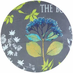 Poduszka ozdobna z motywem kwiatowym. Granatowe i zielone wzory na szarym tle.