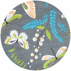 Poduszka ogrodowa z motywem kwiatów i motyli na szarym tle. Idealna do wykorzystania na tarasie lub w ogrodzie.