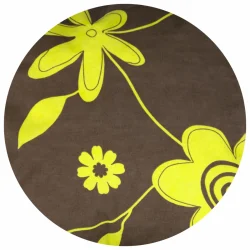 Poduszka z brązowym tłem i żółtym kwiatowym wzorem.