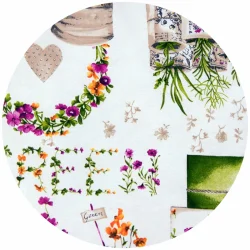 Tkanina dekoracyjna z motywem kwiatowym w kolorach zielonym, fioletowym i pomarańczowym. Idealna do wnętrz w stylu vintage.