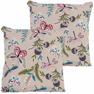 Zestaw jaśków dekoracyjnych na kanapę. Beżowe tło z kolorowym wzorem motyli i liści.