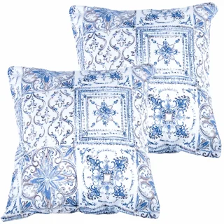 Zestaw jaśków dekoracyjnych na kanapę w biało-niebieskie wzory. Idealne do salonu.