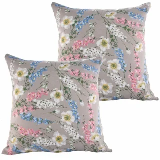 Zestaw jaśków dekoracyjnych na kanapę w kwiatowy wzór na beżowym tle.