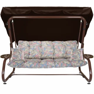 Huśtawka ogrodowa do ogrodu z brązowym daszkiem i wzorzystymi poduszkami. Całość w kolorystyce pastelowej.