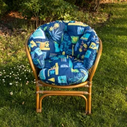 Poduszka na ratanowe meble ogrodowe w kolorze niebieskim z kolorowym wzorem w kwiaty i kwadraty. Idealna na taras lub do ogrodu.