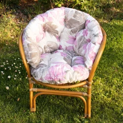 Poduszka na rattanowy fotel z motywem kwiatowym, idealna do ogrodu. Kolor różowy i szary na białym tle.