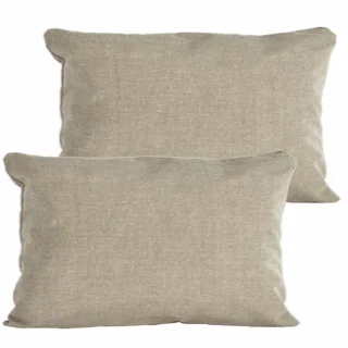 Zestaw jasnobeżowych jaśków dekoracyjnych na kanapę. Gładki wzór, prostokątny kształt.