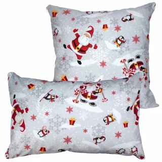 Poduszki świąteczne do domu z motywem Mikołaja i pingwinów, zestaw dwuczęściowy. Kolorystyka szara z czerwonymi i białymi wzorami.