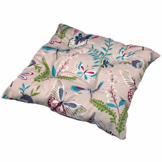 Poduszka na krzesło 40cmx40cm. Wzór z motylami na tle w kolorze beżowym.