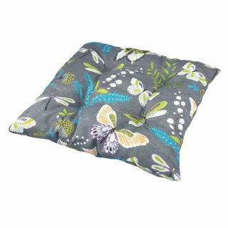 Pojedyncza poduszka na krzesło we wzór kolorowych motyli na szarym tle.