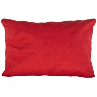 Pojedyncza czerwona poszewka na poduszkę do salonu. Gładka powierzchnia bez wzoru.
