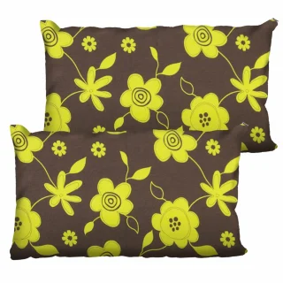 Zestaw jaśków dekoracyjnych na kanapę, w brązowo-żółtym wzorze kwiatowym.