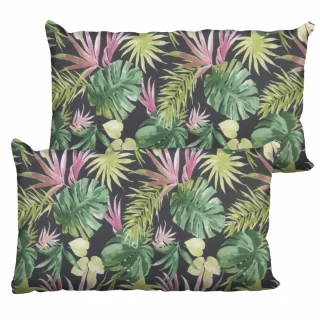 Zestaw jaśków dekoracyjnych na kanapę z tropikalnym wzorem w liście na ciemnym tle.