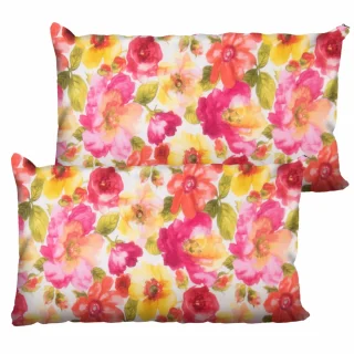 Zestaw poduszek dekoracyjnych na kanapę z kwiatowym motywem w kolorach różowym, żółtym i pomarańczowym.
